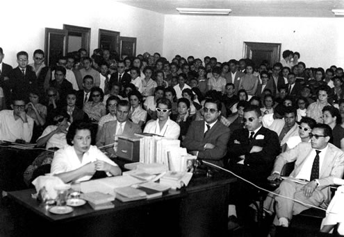 A professora Maria Lu&iacute;za Ramos diante da banca do concurso para livre-doc&ecirc;ncia em literatura brasileira na Faculdade de Filosofia (1958)