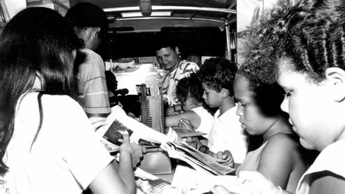Crian&ccedil;as em sess&atilde;o de leitura no interior do Carro Biblioteca da UFMG