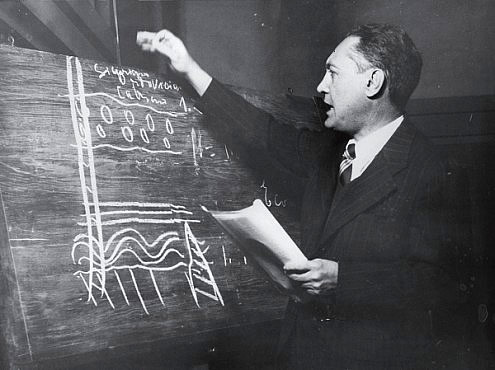 Professor Djalma Guimar&atilde;es em confer&ecirc;ncia na Sociedade Mineira de Engenheiros (1934)