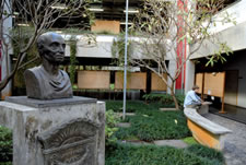 O di&aacute;logo permanente com outros saberes marca a Filosofia. Na foto, busto do fil&oacute;sofo Kant